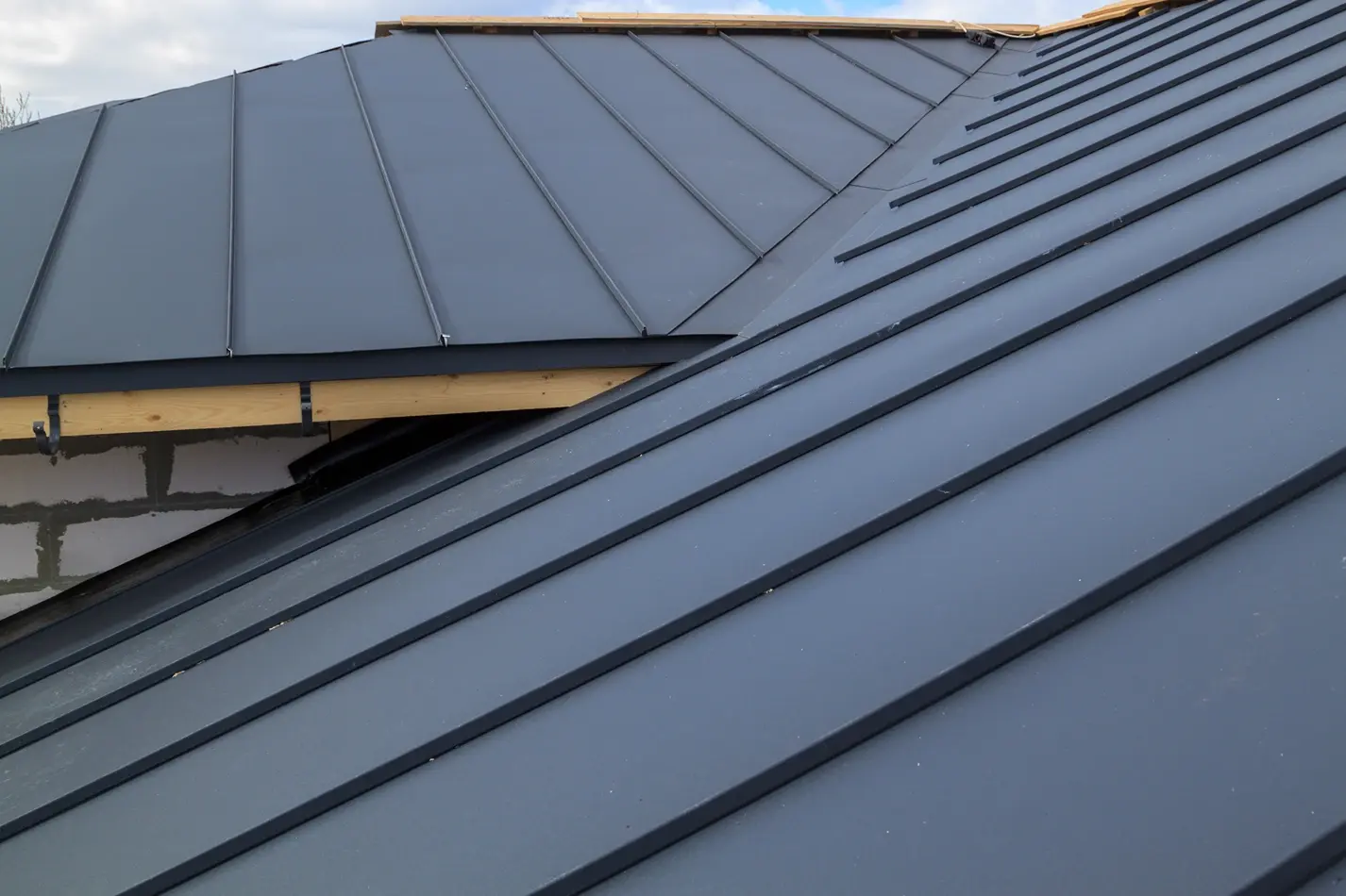 Metal Roofing vs Shingles Cost (2024 Guide)